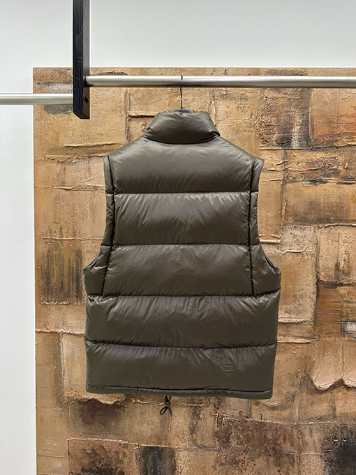 プラダ 取り外し可能な袖付きダウンジャケット