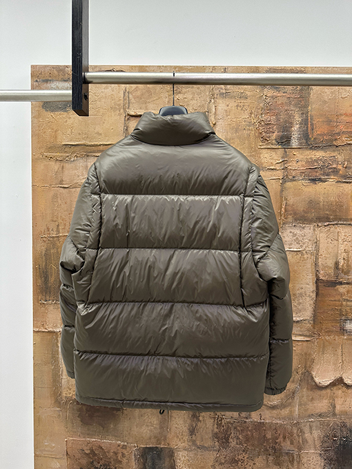 プラダ 取り外し可能な袖付きダウンジャケット