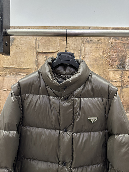 プラダ 取り外し可能な袖付きダウンジャケット