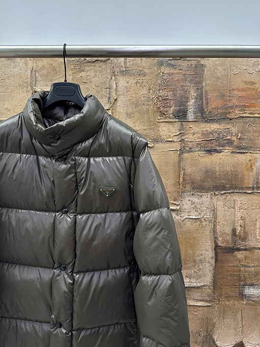 プラダ 取り外し可能な袖付きダウンジャケット