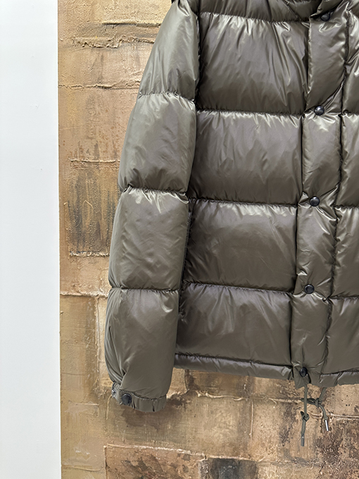プラダ 取り外し可能な袖付きダウンジャケット