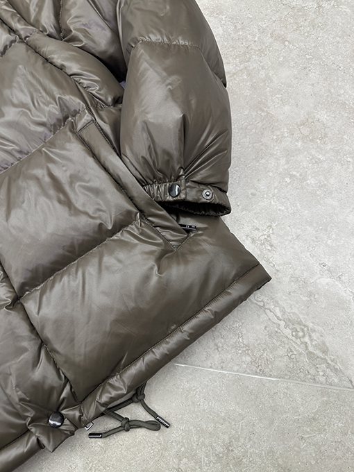 プラダ 取り外し可能な袖付きダウンジャケット