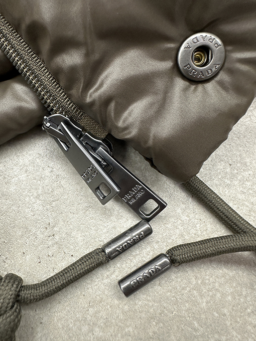 プラダ 取り外し可能な袖付きダウンジャケット