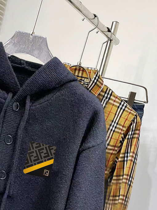 フェンディ 新モデルクラシックレターロゴフード付きセーター