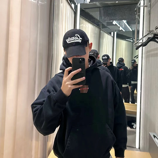 バレンシアガスーパーコピー Balenciaga 赤い刺繍ロゴパーカー