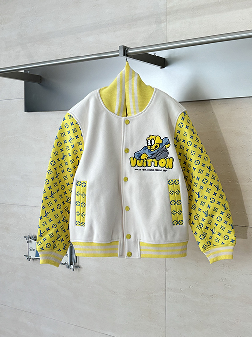 ルイヴィトン にドット柄の犬刺繍がされたレザースリーブのベースボールジャケット