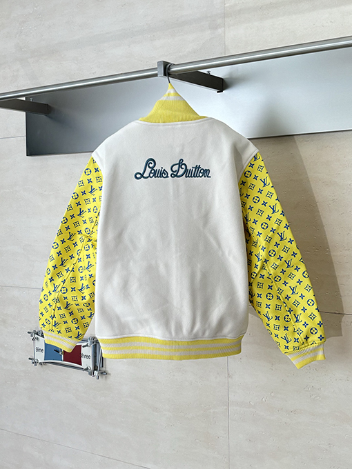 ルイヴィトン にドット柄の犬刺繍がされたレザースリーブのベースボールジャケット