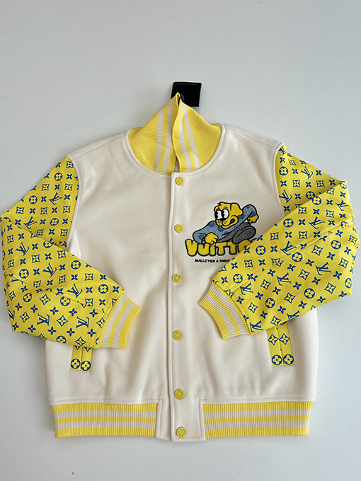ルイヴィトン にドット柄の犬刺繍がされたレザースリーブのベースボールジャケット