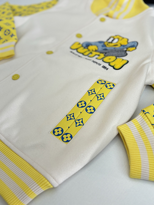 ルイヴィトン にドット柄の犬刺繍がされたレザースリーブのベースボールジャケット