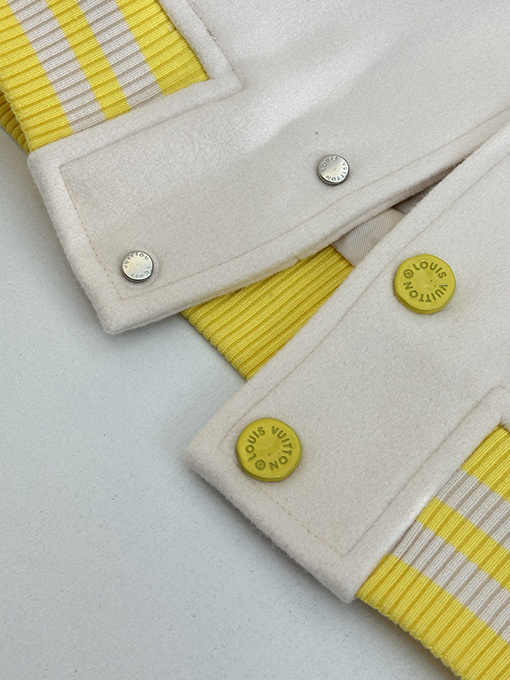 ルイヴィトン にドット柄の犬刺繍がされたレザースリーブのベースボールジャケット