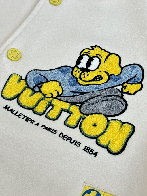 ルイヴィトン にドット柄の犬刺繍がされたレザースリーブのベースボールジャケット