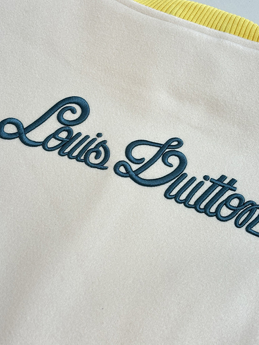 ルイヴィトン にドット柄の犬刺繍がされたレザースリーブのベースボールジャケット