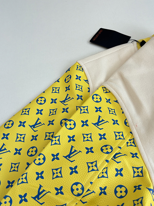 ルイヴィトン にドット柄の犬刺繍がされたレザースリーブのベースボールジャケット