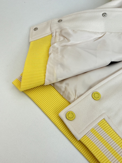 ルイヴィトン にドット柄の犬刺繍がされたレザースリーブのベースボールジャケット