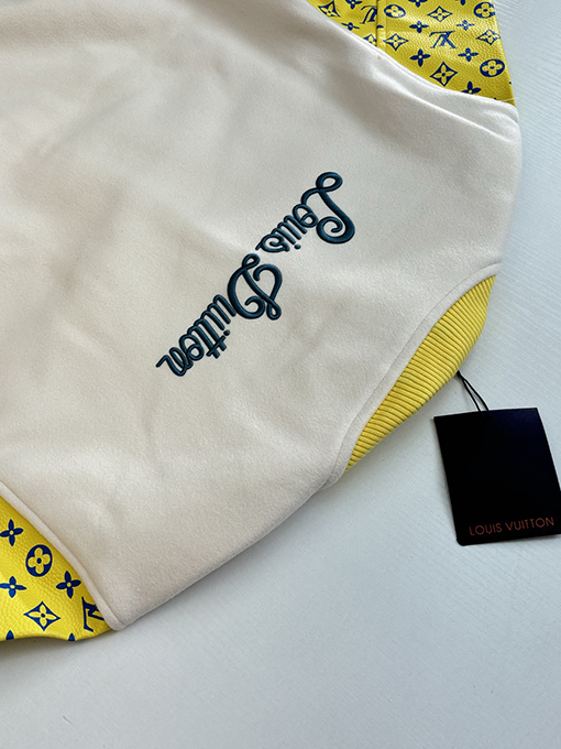 ルイヴィトン にドット柄の犬刺繍がされたレザースリーブのベースボールジャケット