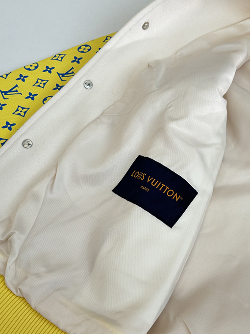 ルイヴィトン にドット柄の犬刺繍がされたレザースリーブのベースボールジャケット