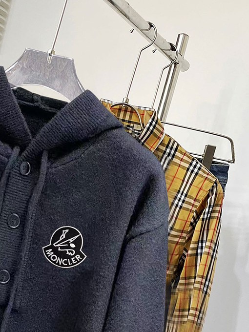 モンクレールスーパーコピー レターロゴフード付きセーター