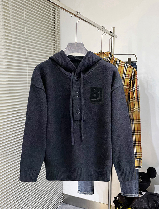 バーバリー 新モデルレターロゴフード付きセーター
