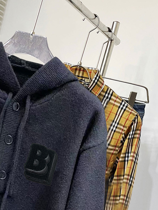 バーバリー 新モデルレターロゴフード付きセーター