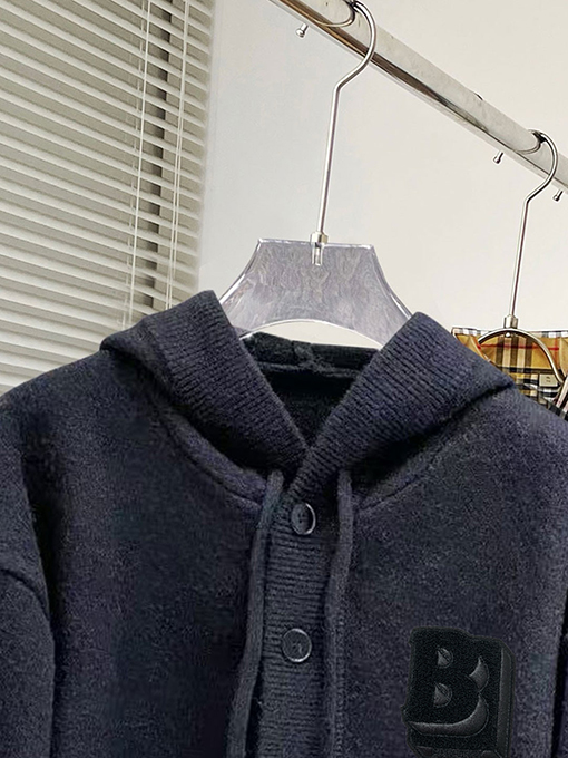 バーバリー 新モデルレターロゴフード付きセーター