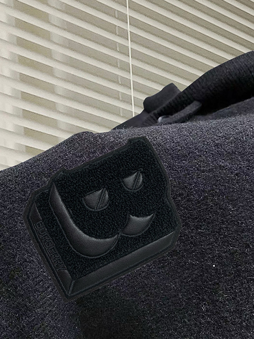 バーバリー 新モデルレターロゴフード付きセーター