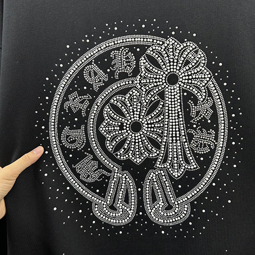 クロムハーツ 馬蹄十字架サンスクリットパールラインストーンクルーネックスウェットシャツ