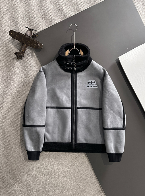 バレンシアガコピー 新モデル人気の両面ファーコート