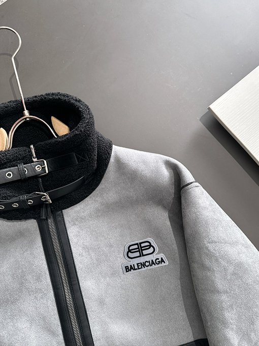 バレンシアガコピー 新モデル人気の両面ファーコート