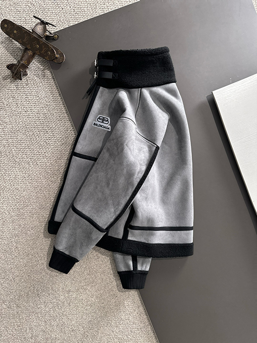 バレンシアガコピー 新モデル人気の両面ファーコート