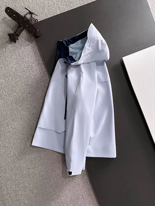 モンクレール 新しいトレンチコートジャケット