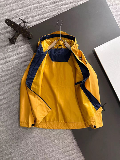 モンクレール 新しいトレンチコートジャケット