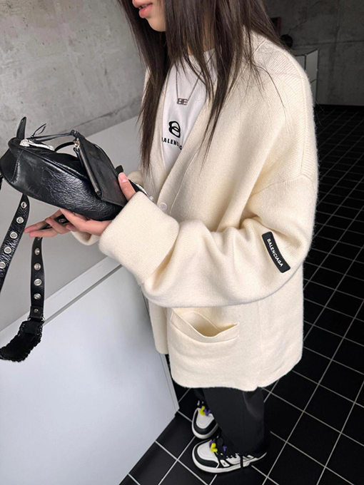 バレンシアガ Balenciaga アームロゴカーディガンセーター