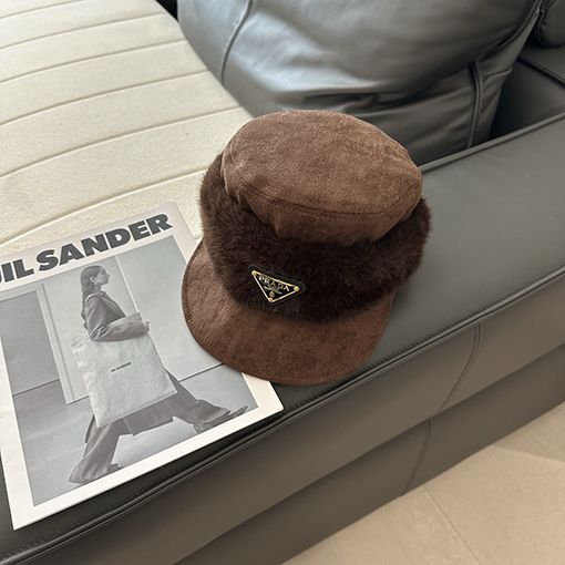 プラダ 逆三角形のレディースロゴ入りフェイクミンクファースエードフラットトップベースボールキャップ