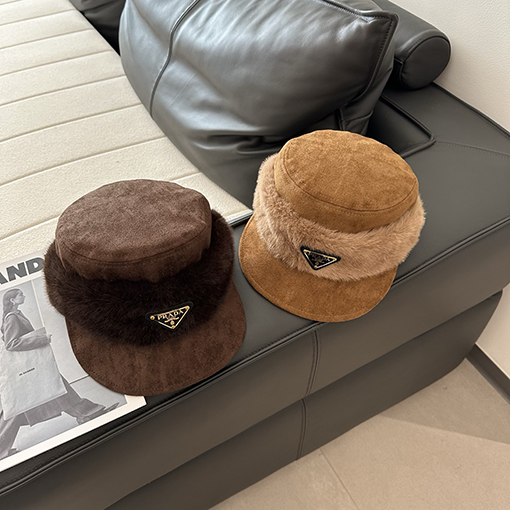 プラダ 逆三角形のレディースロゴ入りフェイクミンクファースエードフラットトップベースボールキャップ