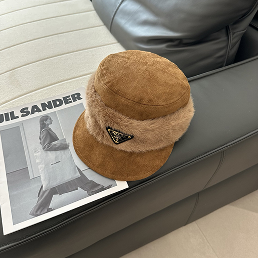 プラダ 逆三角形のレディースロゴ入りフェイクミンクファースエードフラットトップベースボールキャップ