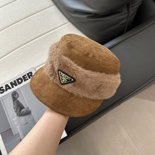 プラダ 逆三角形のレディースロゴ入りフェイクミンクファースエードフラットトップベースボールキャップ