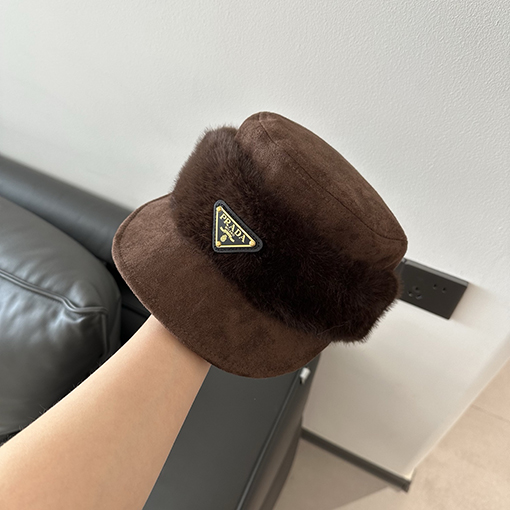 プラダ 逆三角形のレディースロゴ入りフェイクミンクファースエードフラットトップベースボールキャップ