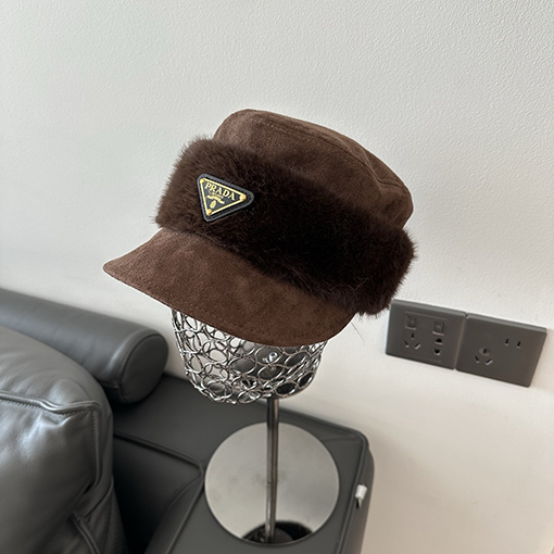 プラダ 逆三角形のレディースロゴ入りフェイクミンクファースエードフラットトップベースボールキャップ