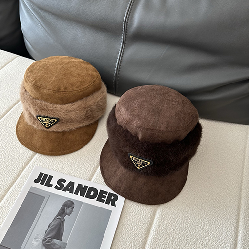 プラダ 逆三角形のレディースロゴ入りフェイクミンクファースエードフラットトップベースボールキャップ