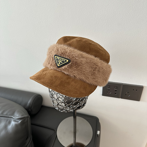 プラダ 逆三角形のレディースロゴ入りフェイクミンクファースエードフラットトップベースボールキャップ