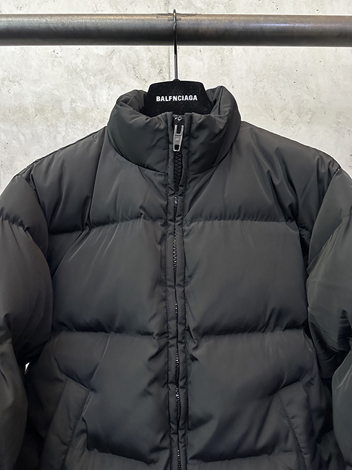 バレンシアガコピー Balenciaga ショートロゴ刺繍ウエストコットンコート