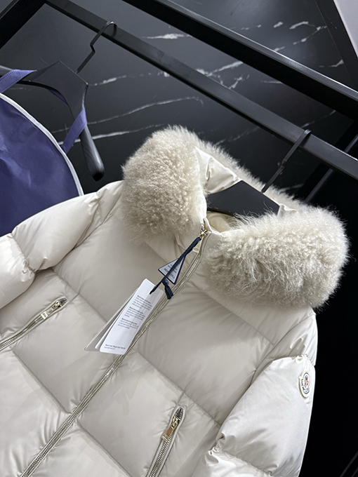 モンクレール Laichefur レディース フード付きショートAラインダウンジャケット