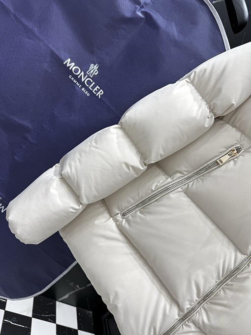 モンクレール Laichefur レディース フード付きショートAラインダウンジャケット