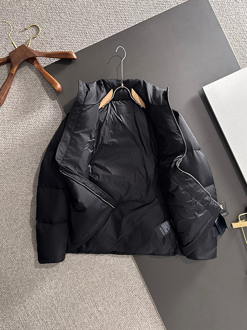 プラダ ポケットに三角ロゴが付いたショートダウンジャケット