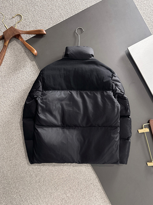 プラダ ポケットに三角ロゴが付いたショートダウンジャケット