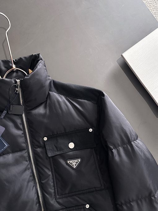 プラダ ポケットに三角ロゴが付いたショートダウンジャケット