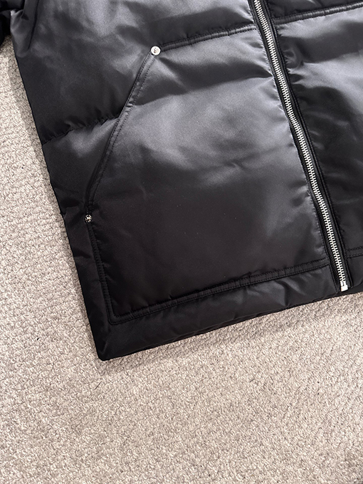 プラダ ポケットに三角ロゴが付いたショートダウンジャケット