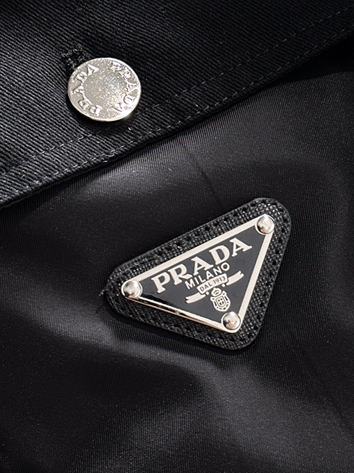 プラダ ポケットに三角ロゴが付いたショートダウンジャケット