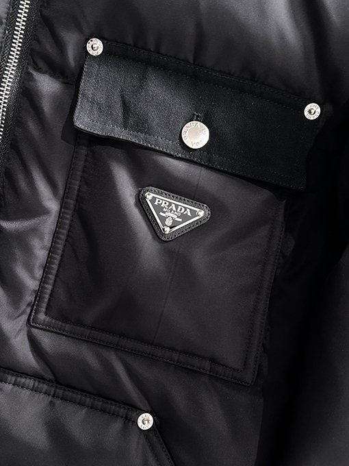 プラダ ポケットに三角ロゴが付いたショートダウンジャケット