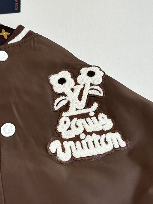 ルイヴィトン ブラウンのデイジー刺繍入りベースボールジャケット